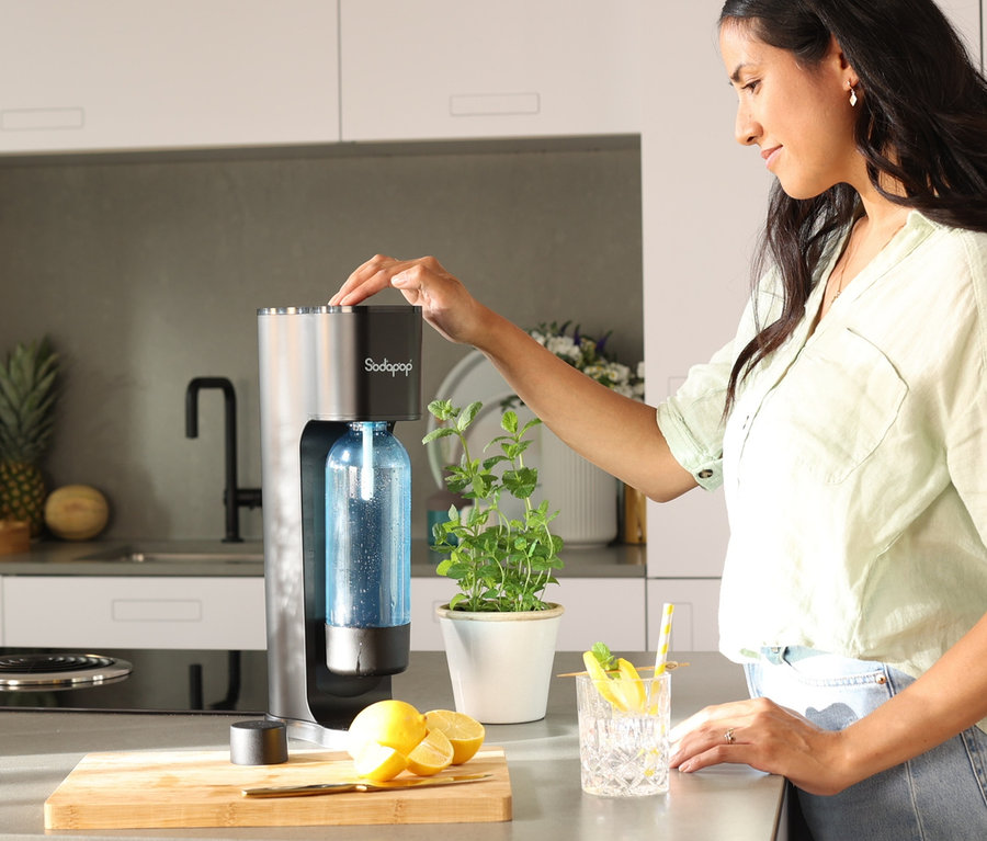 Frau bedient Sodapop Wassersprudler »Joy ECO«.