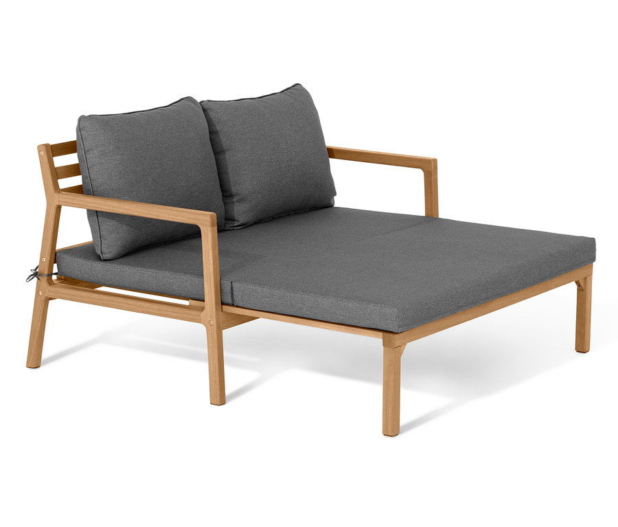 Ein ausziehbares Gartensofa mit hellbraunem Holzrahmen und grauen Polstern steht auf einem weißen Hintergrund.