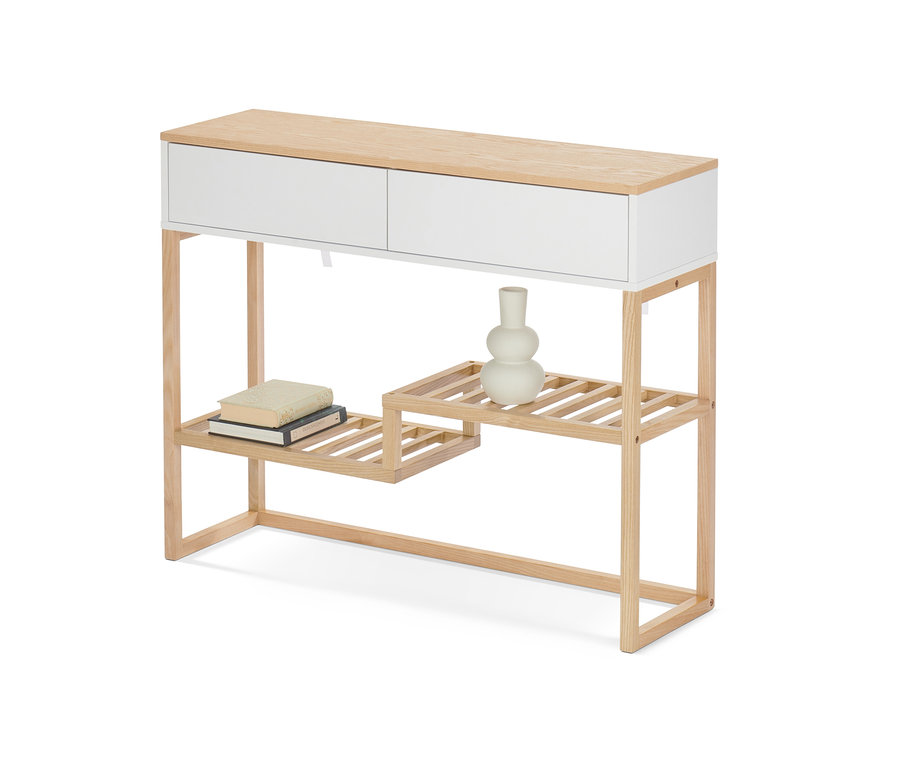 Eine Konsole mit Schubladen mit Büchern und einer Vase darauf.