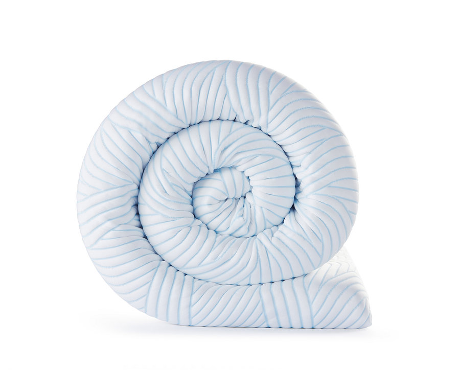 Ein zusammengerollter, blau-weiß gestreifter Matratzen-Topper auf weißem Hintergrund.