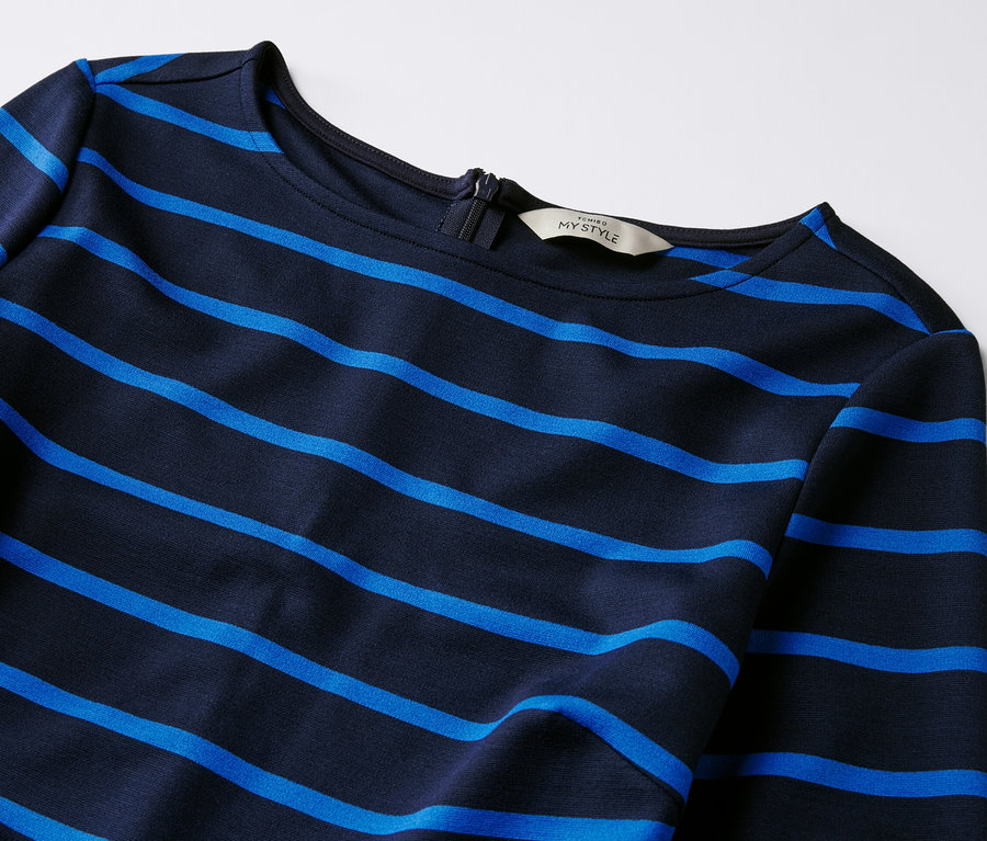 Detailansicht eines gestreiften Jerseykleids.