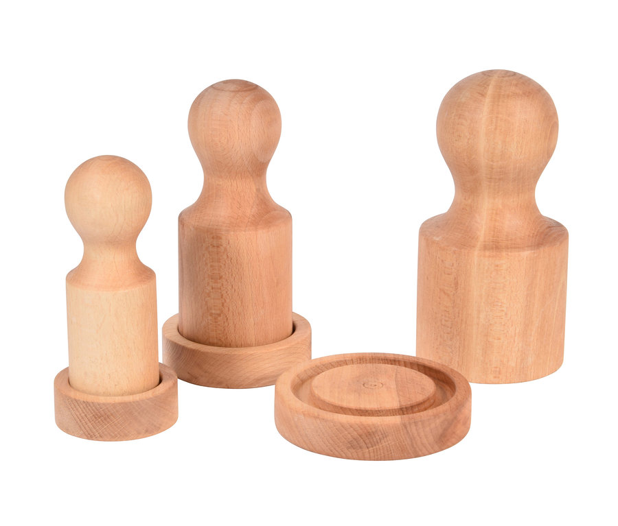 Drei Dobar 3 Papiertopf-Pressen aus Holz in verschiedenen Größen und eine einzelne Basis.