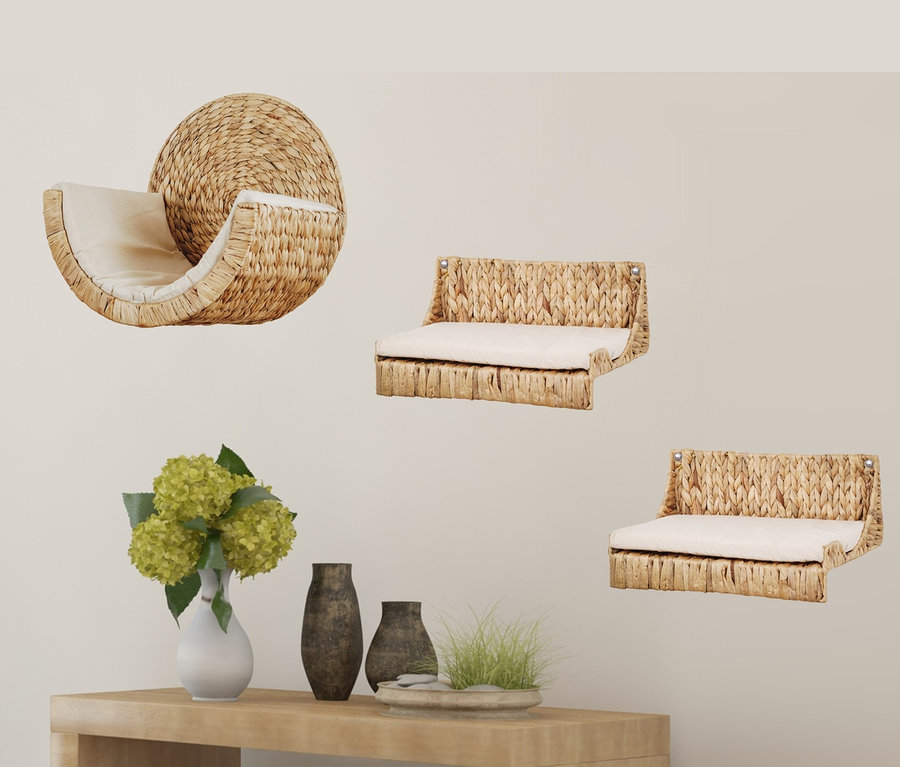 Drei beige Katzen-Kletterwände »Basic« sind an einer Wand über einem Tisch mit Blumen und Vasen befestigt.