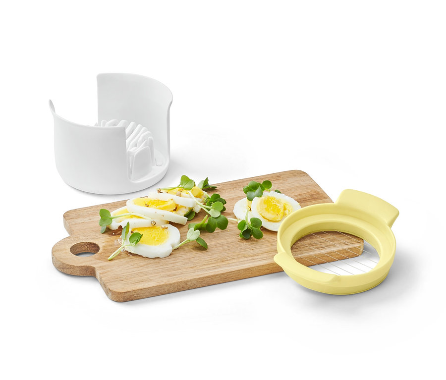 3-in-1-Eierschneider und geschnittene Eier auf einem Schneidebrett.