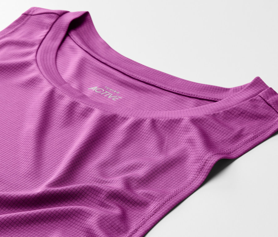 Detailansicht von einem violetten Sporttop.