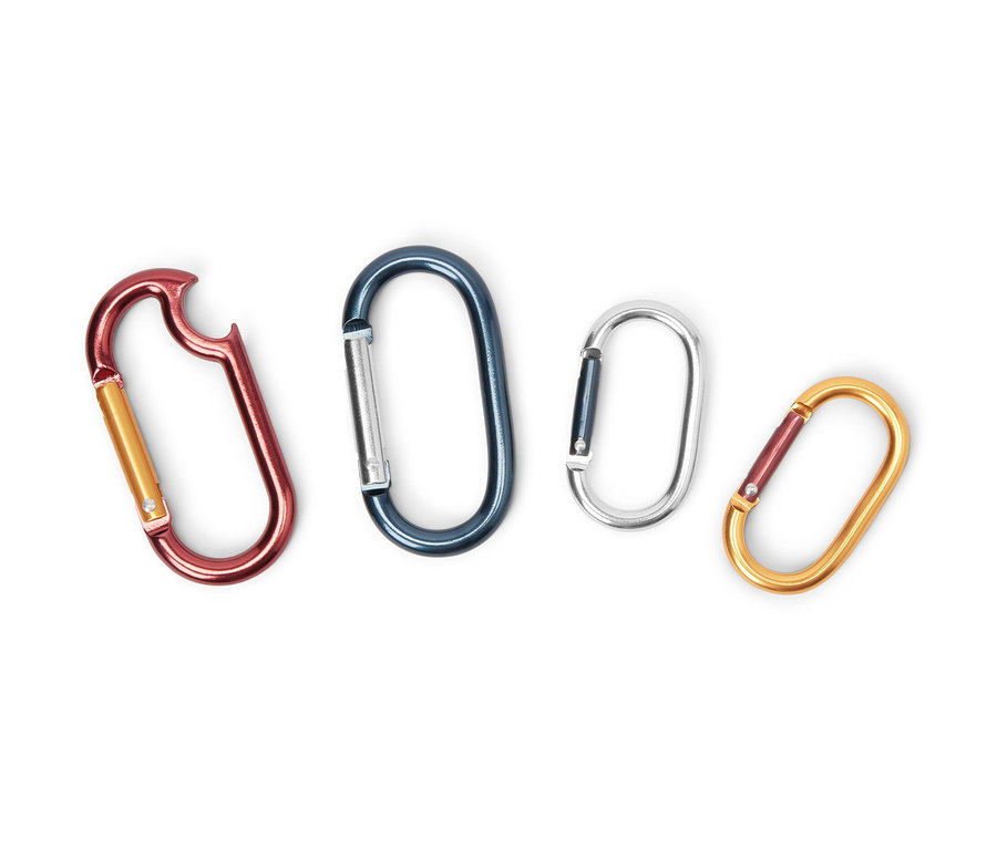 Vier Karabinerhaken in verschiedenen Farben.