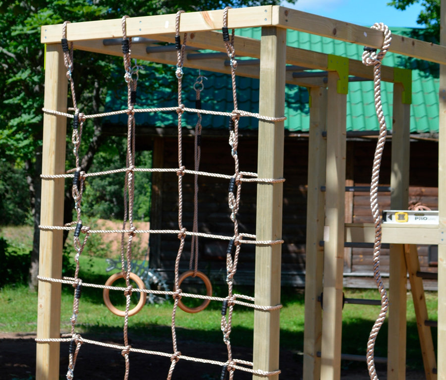 Wendi Spielplatz »Dino« mit Kletternetz und Turnringen im Garten.