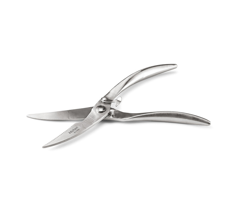 Geöffnete, silberfarbene Geflügelschere auf weißem Hintergrund.