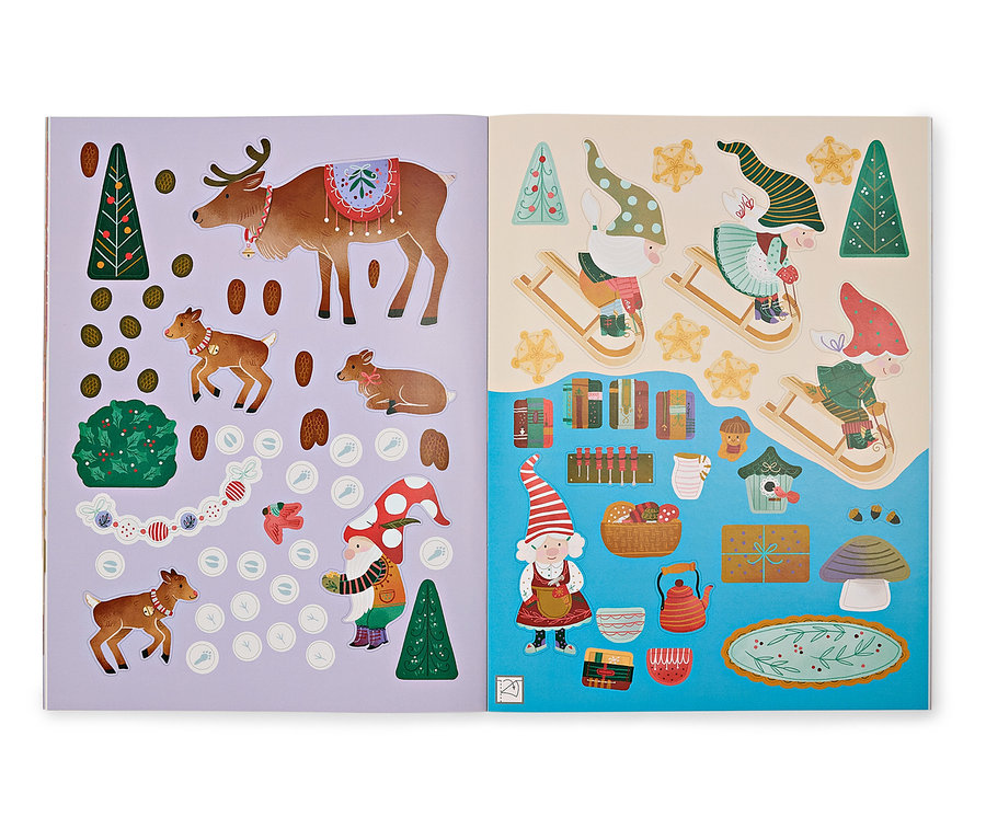 Offenes Stickerbuch mit Weihnachts- und Wintermotiven wie Rentiere, Bäume, Schlitten und Wichtel.