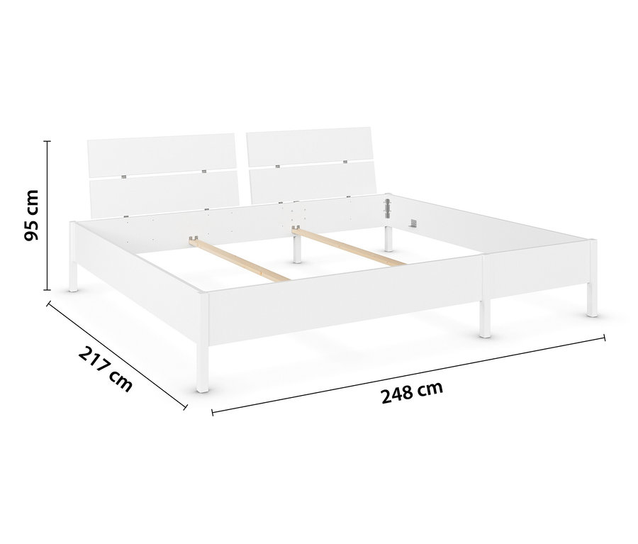 Weißes Bettgestell mit den Maßen 217 cm x 248 cm und einer Höhe von 95 cm.
