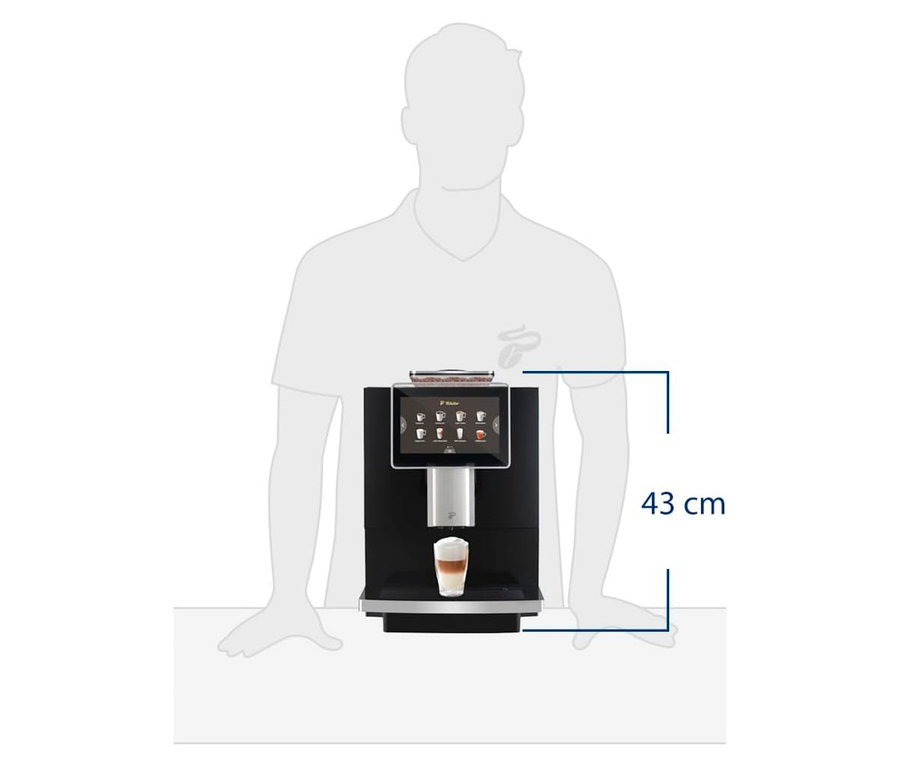 Ein 43 cm hoher »Tchibo Office« Kaffeevollautomat mit einer Tasse Kaffee.