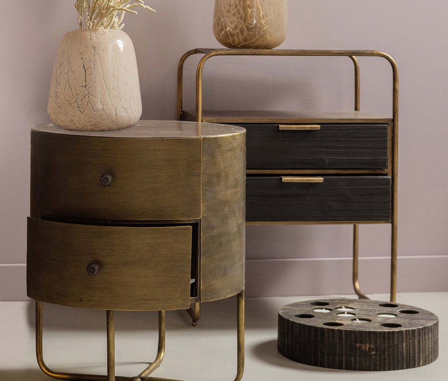 Zwei Nachttische, einer oval mit offener Schublade und Vase und einer eckig mit zwei Schubladen und Vase, davon ist einer BePureHome Nachttisch »Polite«.