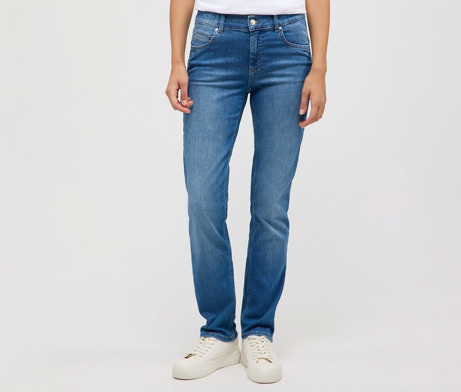 Eine Person steht und trägt Angels Jeans »Cici Push-Up«, Slim Fit und weiße Turnschuhe.