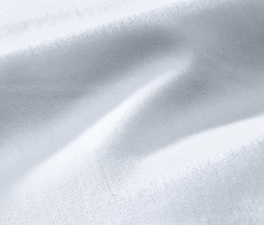 Nahaufnahme von weißer Baumwollsatin-Bettwäsche in Übergröße.