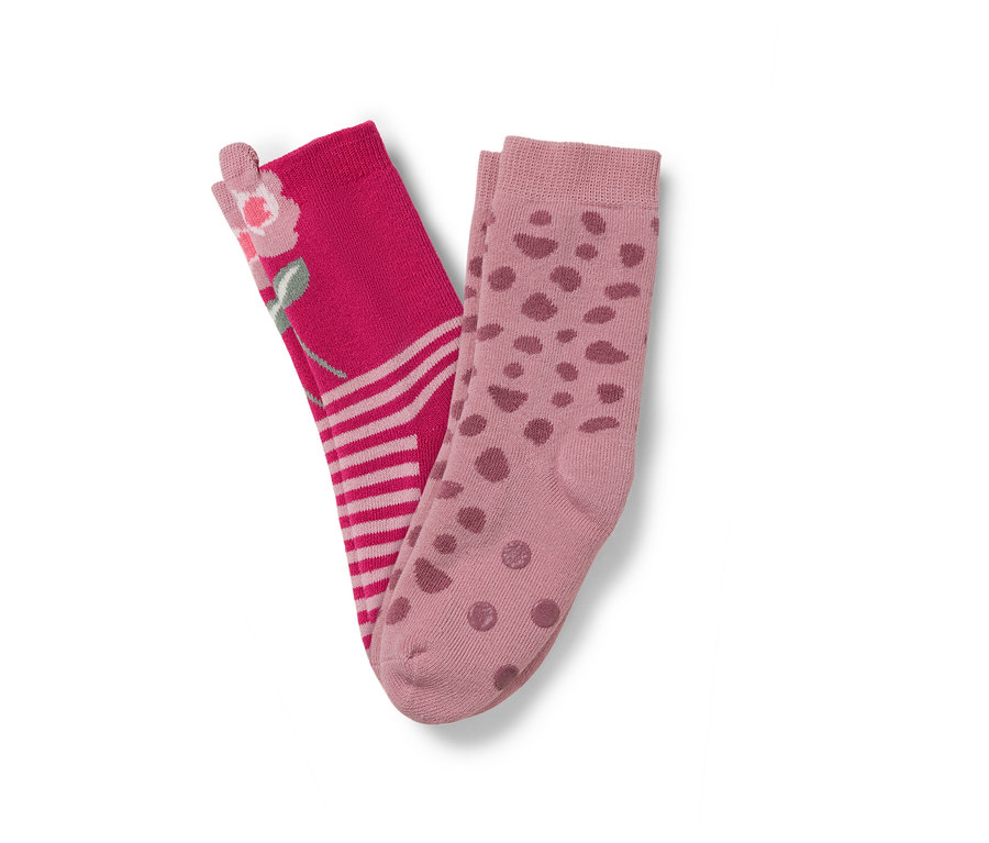 Zwei Paar Socken: ein Paar rosa mit Blumenmuster und Streifen, das andere hellrosa mit braunen Punkten.