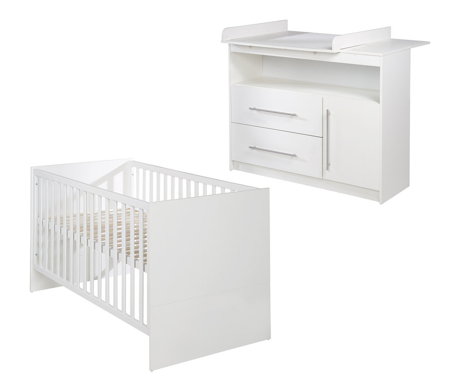 Ein weißes roba Kinderzimmer-Set »Maren« mit einem Kinderbett und einer breiten Wickelkommode.