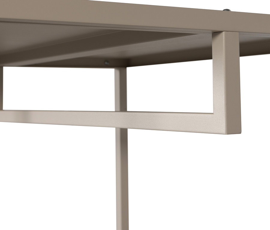 Detailansicht eines beigen Metalltisches.