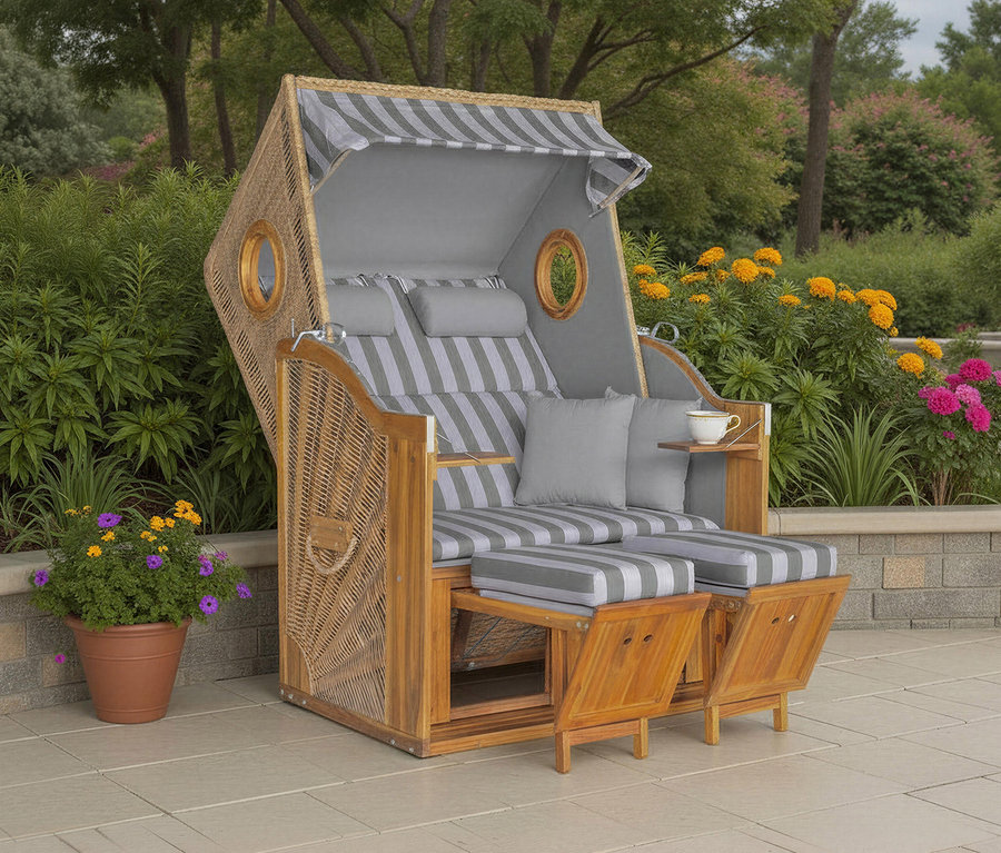 Ein Strandkorb aus Holz und Korbgeflecht mit grau gestreiften Kissen und ausziehbaren Fußstützen steht im Freien.