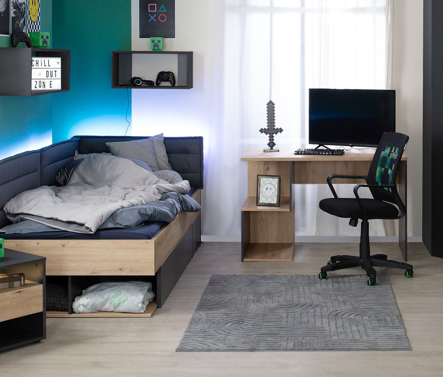 Zimmer mit Bett und roba Schreibtisch »Marvin« vor Fenster mit Vorhängen.