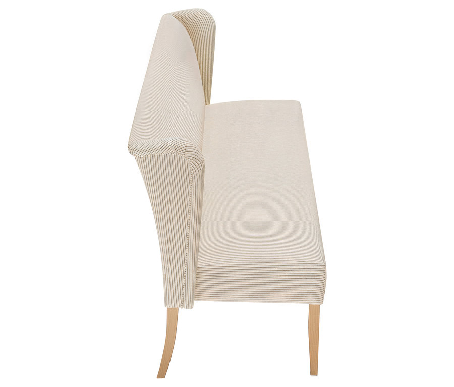 Ein cremefarbenes Sofa mit Streifenmuster steht auf einem weißen Hintergrund.