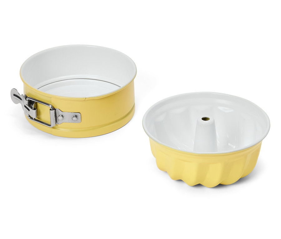 Zwei gelbe Backformen auf einem weißen Hintergrund.