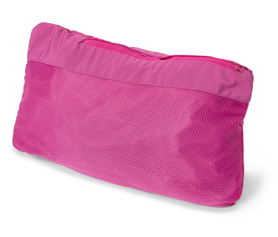 Pinkfarbener Packsack aus Mesh-Gewebe mit Reißverschluss.