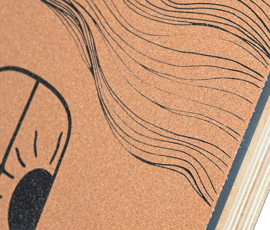 Detailansicht eines F2 Cork Balance Board Set Pill mit Korkrolle, das ein grafisches Design mit einer stilisierten Gesichtsillustration zeigt.