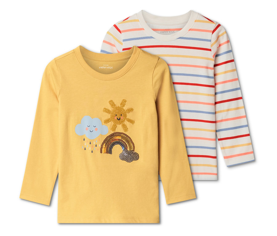 Zwei langärmelige Kinder T-Shirts liegen übereinander. Das gelbe Shirt hat eine Wolke, eine Sonne und einen Regenbogen aufgedruckt. Das andere Shirt ist weiß mit horizontalen Streifen.