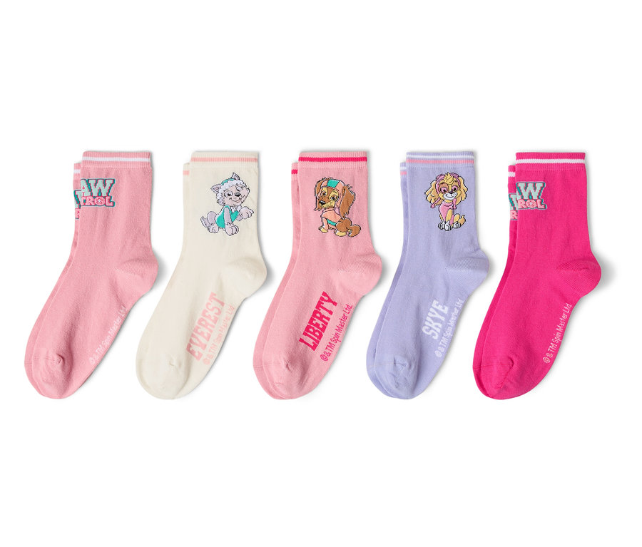Fünf Sockenpaare in verschiedenen Farben mit Paw Patrol-Motiven liegen nebeneinander.