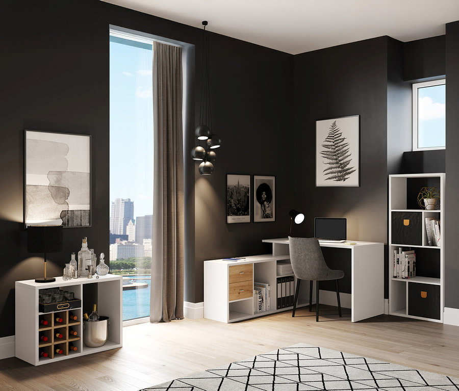 Dekorierter Raum mit Schreibtisch, Regal und Weinregal vor einem Fenster mit Blick auf eine Stadt.