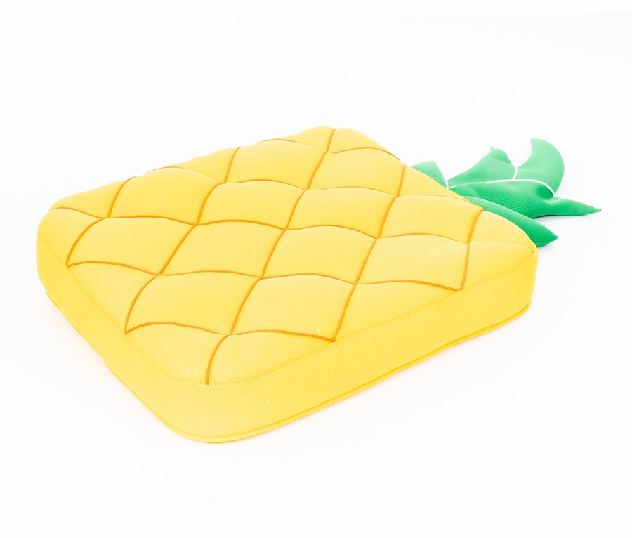 Ein gelber Pool Buddy Ananas auf weißem Hintergrund.