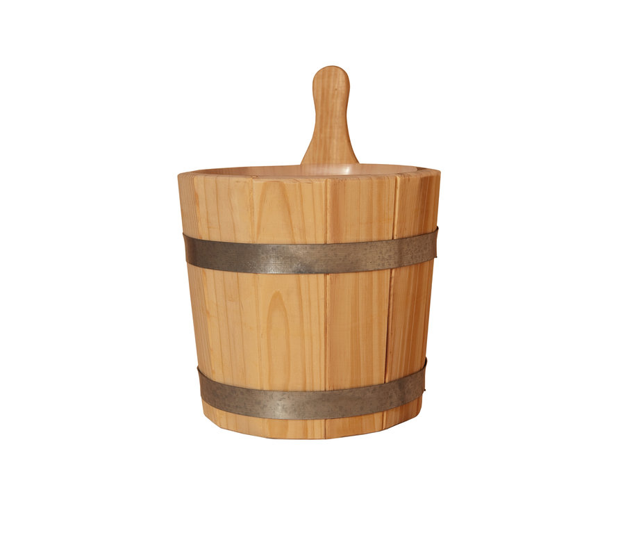 Ein Holzeimer mit Metallreifen und Holzgriff.