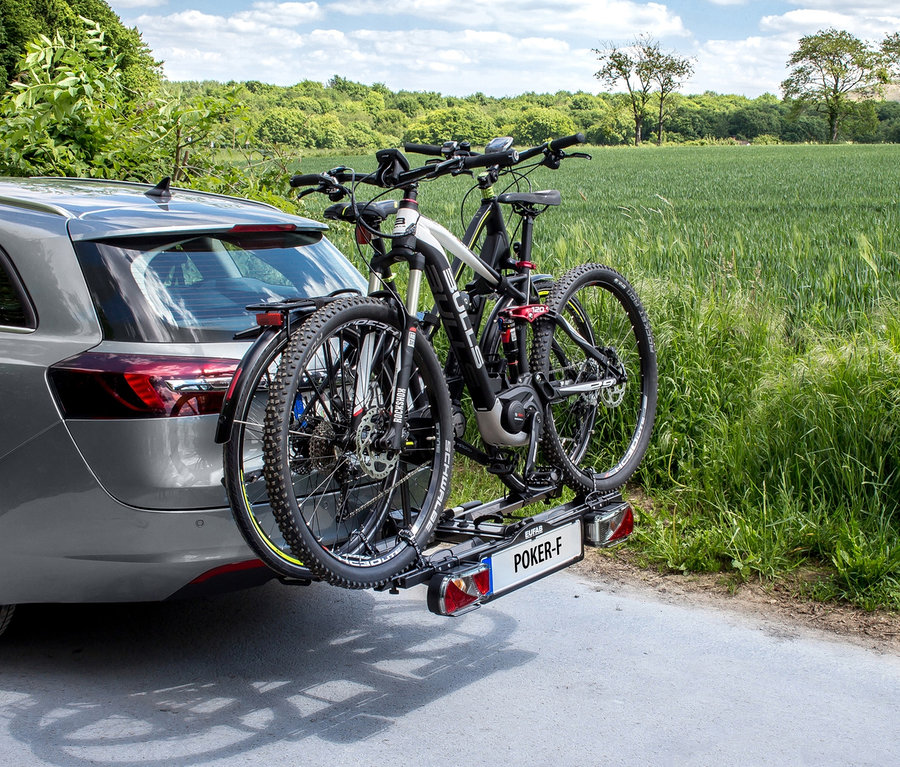 Grauer Kombi mit montiertem Fahrradträger »Poker-F« mit zwei Fahrrädern.