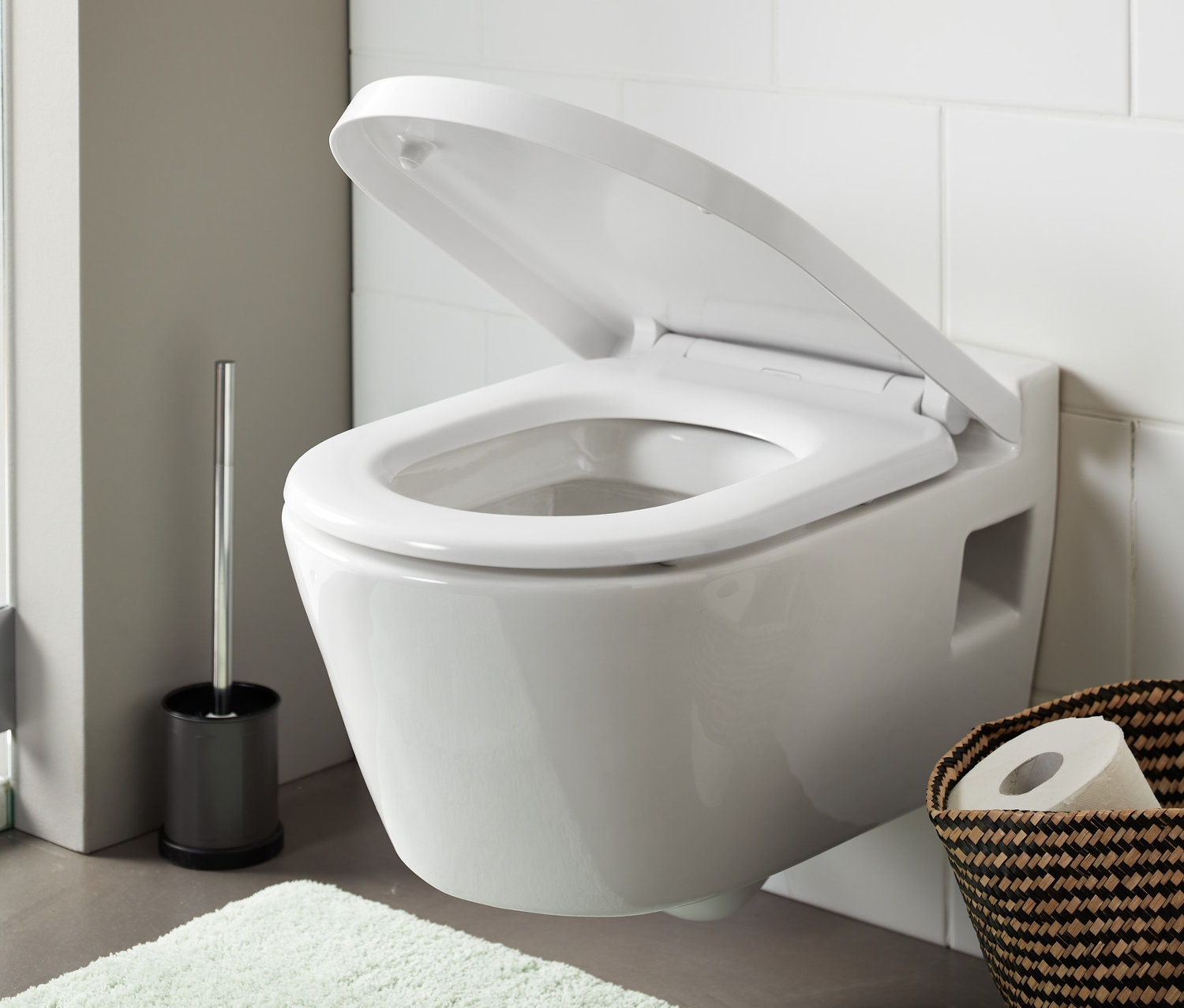 Geöffneter Premium-WC-Sitz mit Absenkautomatik in einem weißen Badezimmer.