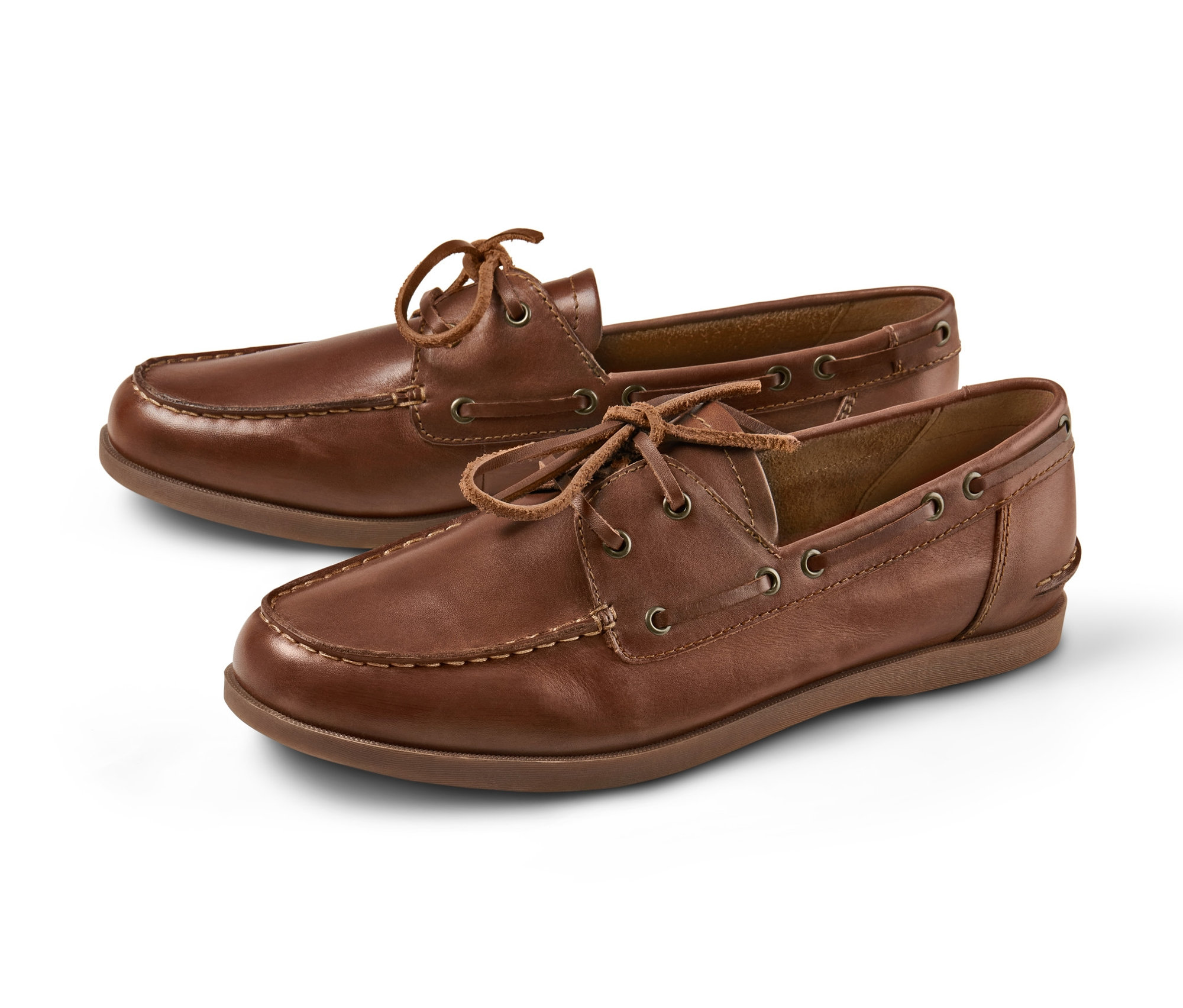 Zwei braune Leder-Bootsschuhe auf einem weißen Hintergrund.
