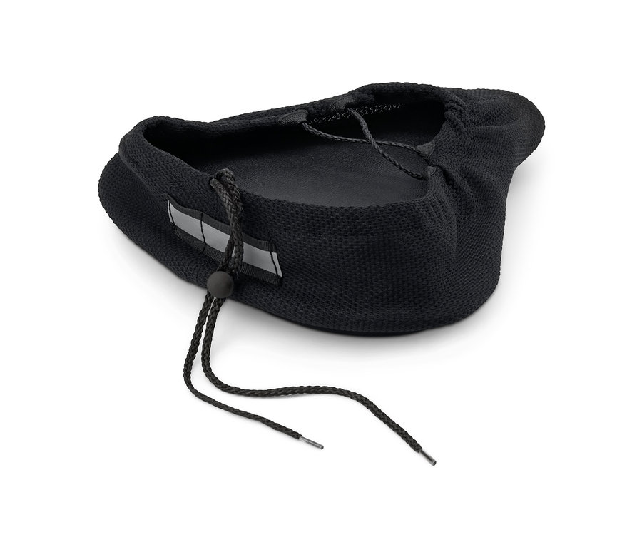 Ein schwarzer Sattelbezug mit Memoryfoam liegt auf einem weißen Hintergrund.