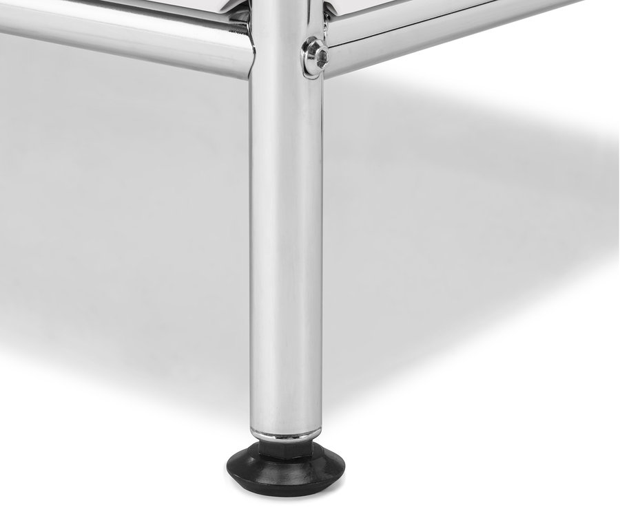 Detailaufnahme vom verchromten Bein eines weißen Schranks.