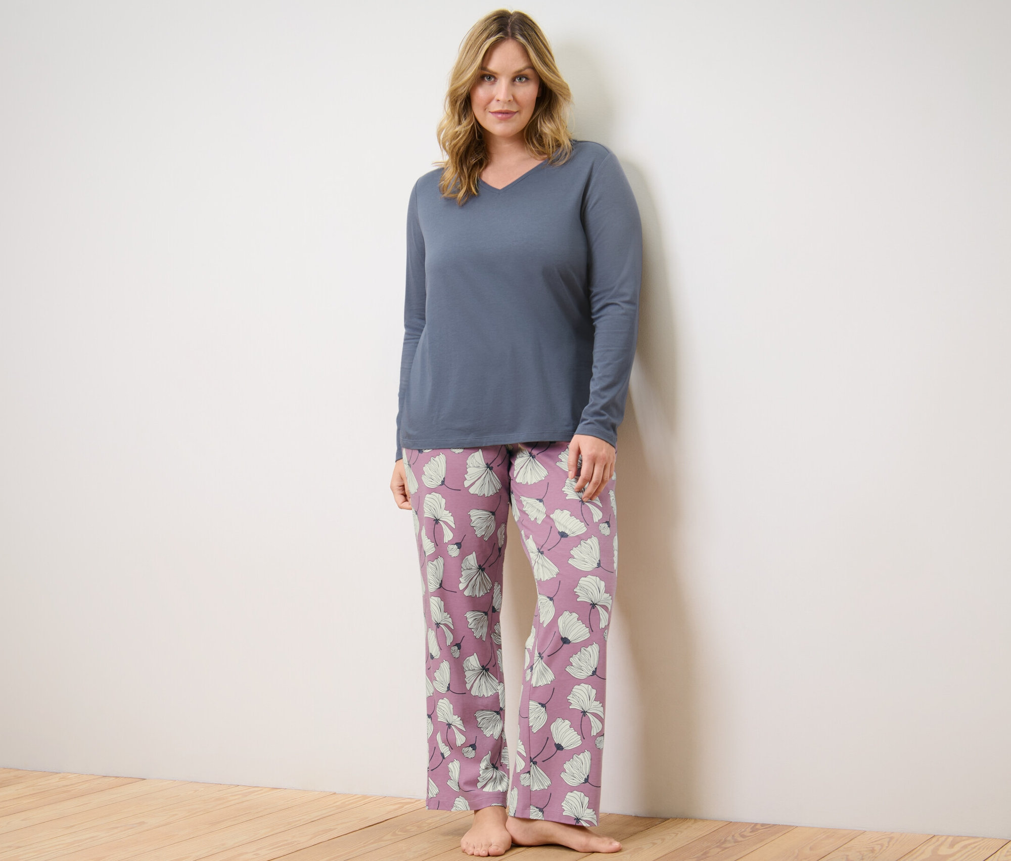 Frau trägt Pyjama mit Blumenmuster.