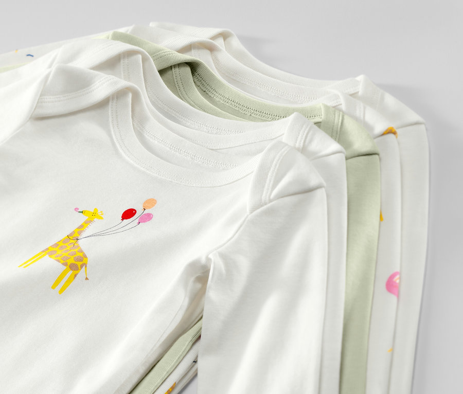 Detailansicht von fünf Baby-Bodys mit Mitwachsfunktion, langärmelig, in Weiß und Hellgrün, mit Giraffen- und Ballonaufdruck.