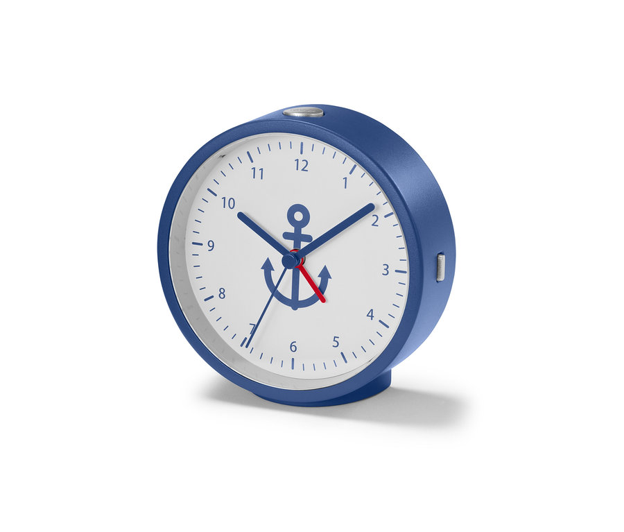 Blauer Wecker mit Hintergrundbeleuchtung und Anker auf dem Zifferblatt.