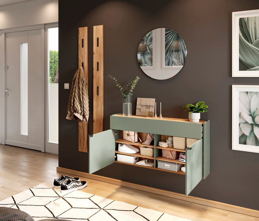Eingangsbereich mit taupegrünem Mehrzweckschrank »Ameca«, Spiegel und Dekoration.