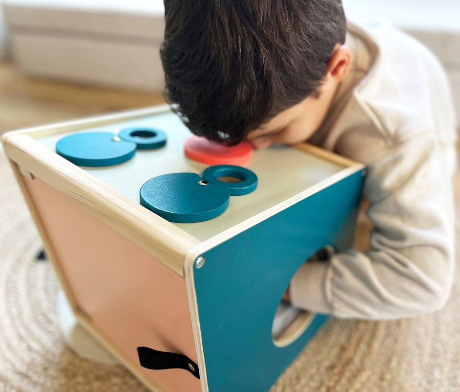 Junge spielt mit small foot Sinnes-und-Fühl-Box »Sensory«.