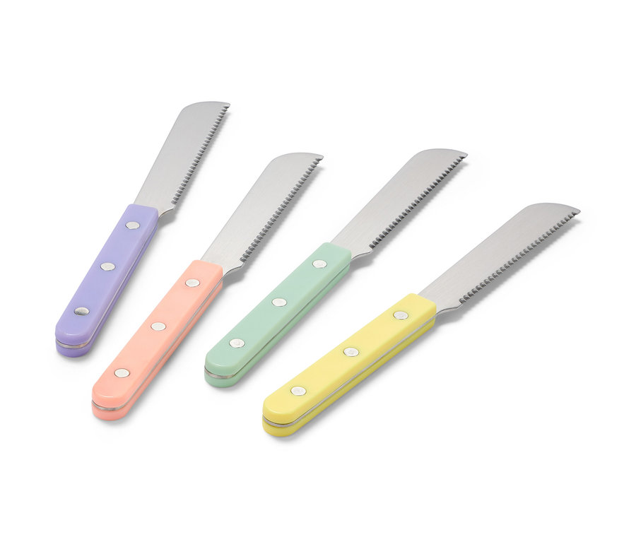 Vier Frühstücksmesser mit farbigen Griffen, lila, pfirsichfarben, grün und gelb, liegen auf einer weißen Oberfläche.