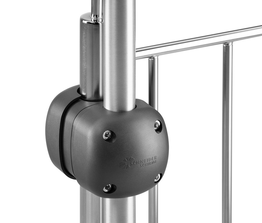 Nahaufnahme eines Leco Balkon-Sonnenschirmhalters, der an einem Metallgeländer befestigt ist.