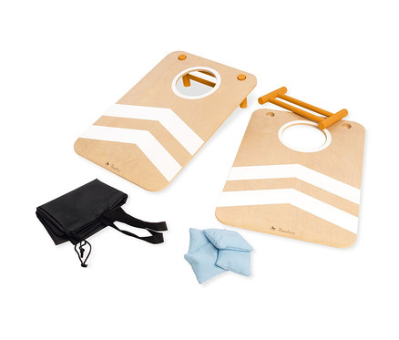 Zwei Pinolino Cornhole »Bennet« Bretter mit Löchern, blaue Säckchen und eine schwarze Tasche.