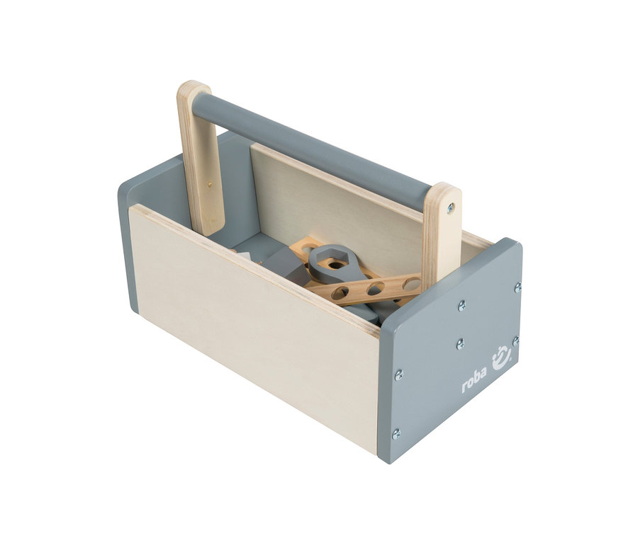 Offene Holzkiste mit Griff, darin liegen graue und braune Holzspielzeugwerkzeuge.