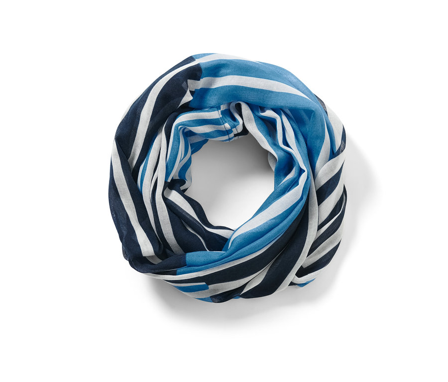 Detailansicht eines gestreiften Loop-Schals in Blau-, Dunkelblau- und Weißtönen.