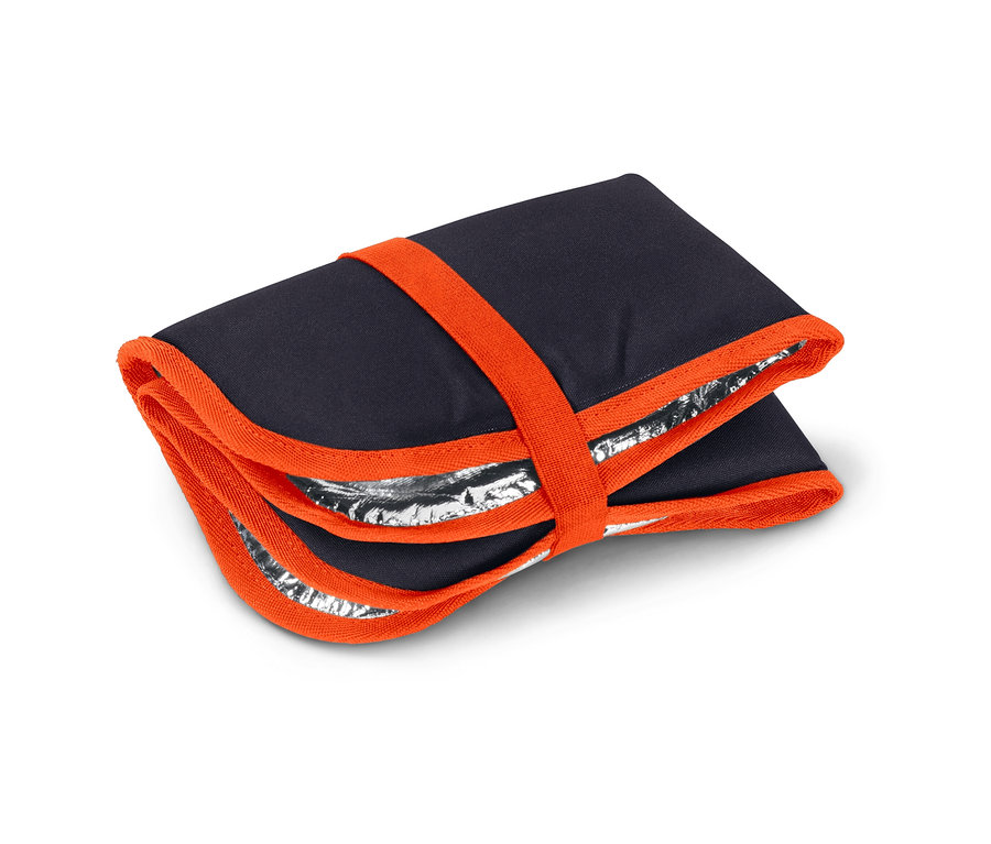 Ein faltbares Sitzkissen in Dunkelblau mit orangenfarbenen Kanten und Bändern.