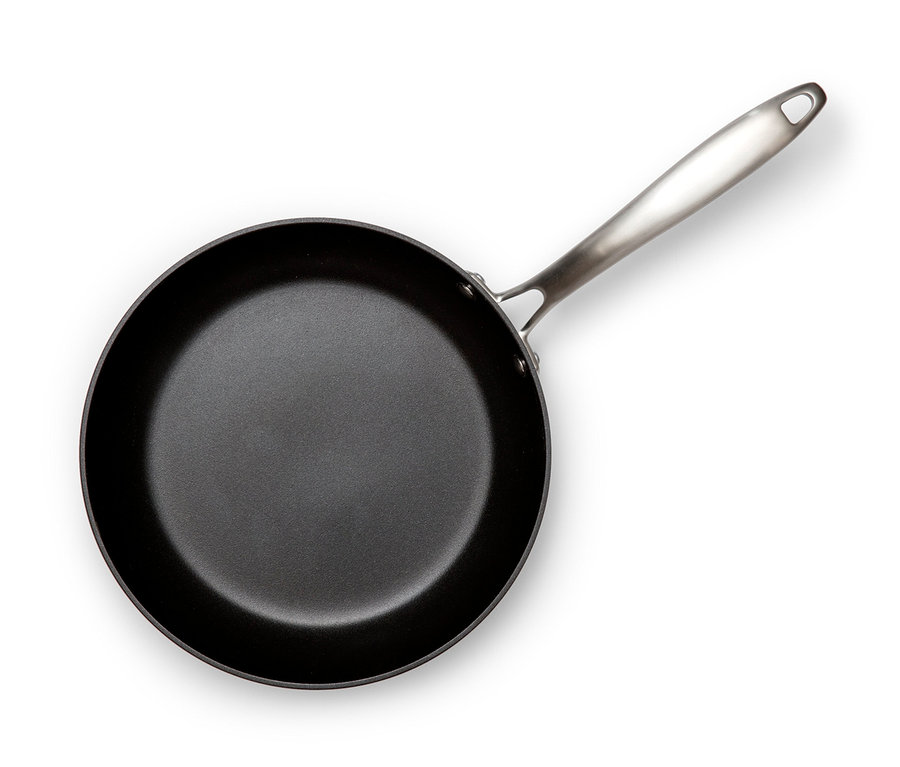 Eine Wilfa Pfanne Produre Extrem »P28ANS« mit Stahlgriff liegt auf einem weißen Hintergrund.