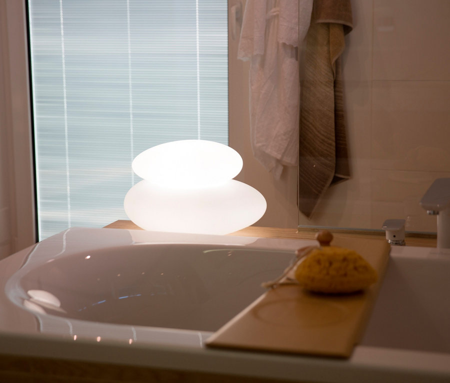 Auf dem Badewannenrand steht eine 8 seasons design Solar-Leuchte, 39 cm.